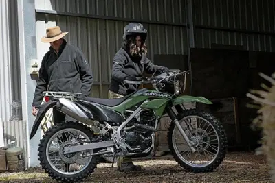 La moto che ti fa venire voglia di lavorare nei campi, la Kawasaki Stockman