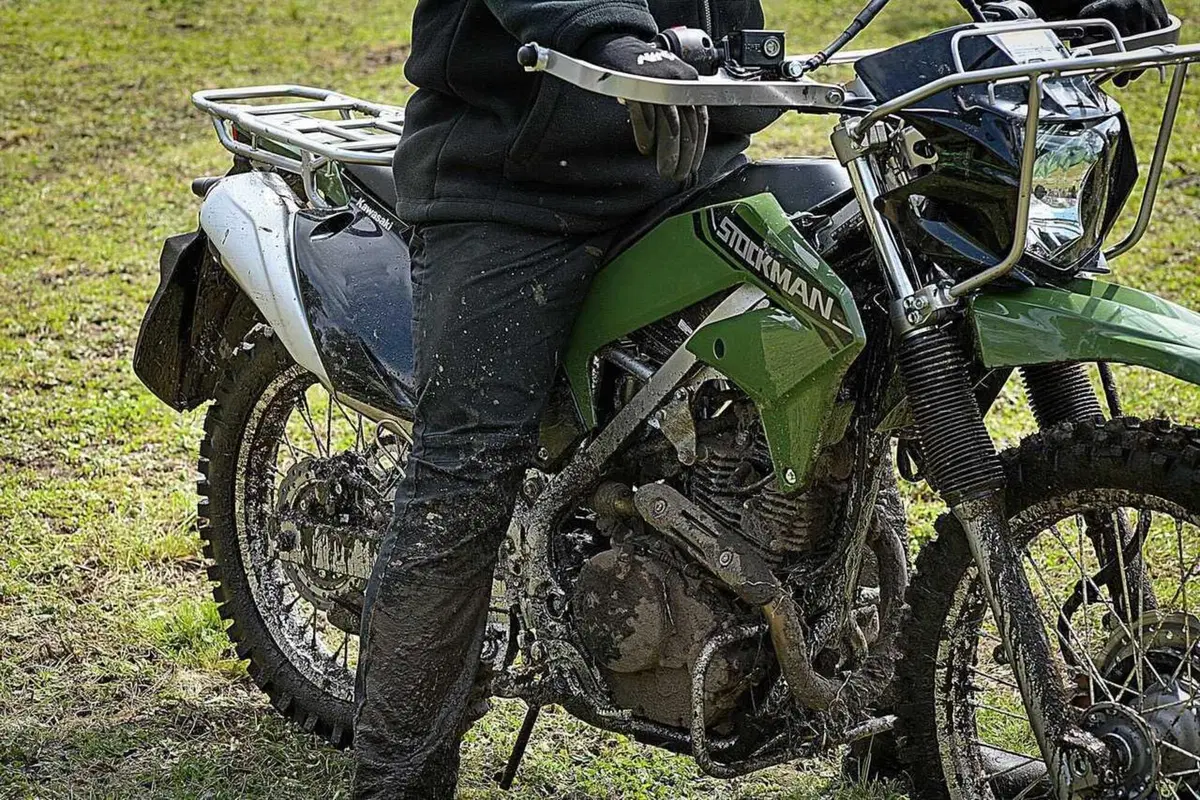 La moto che ti fa venire voglia di lavorare nei campi, la Kawasaki Stockman (7)