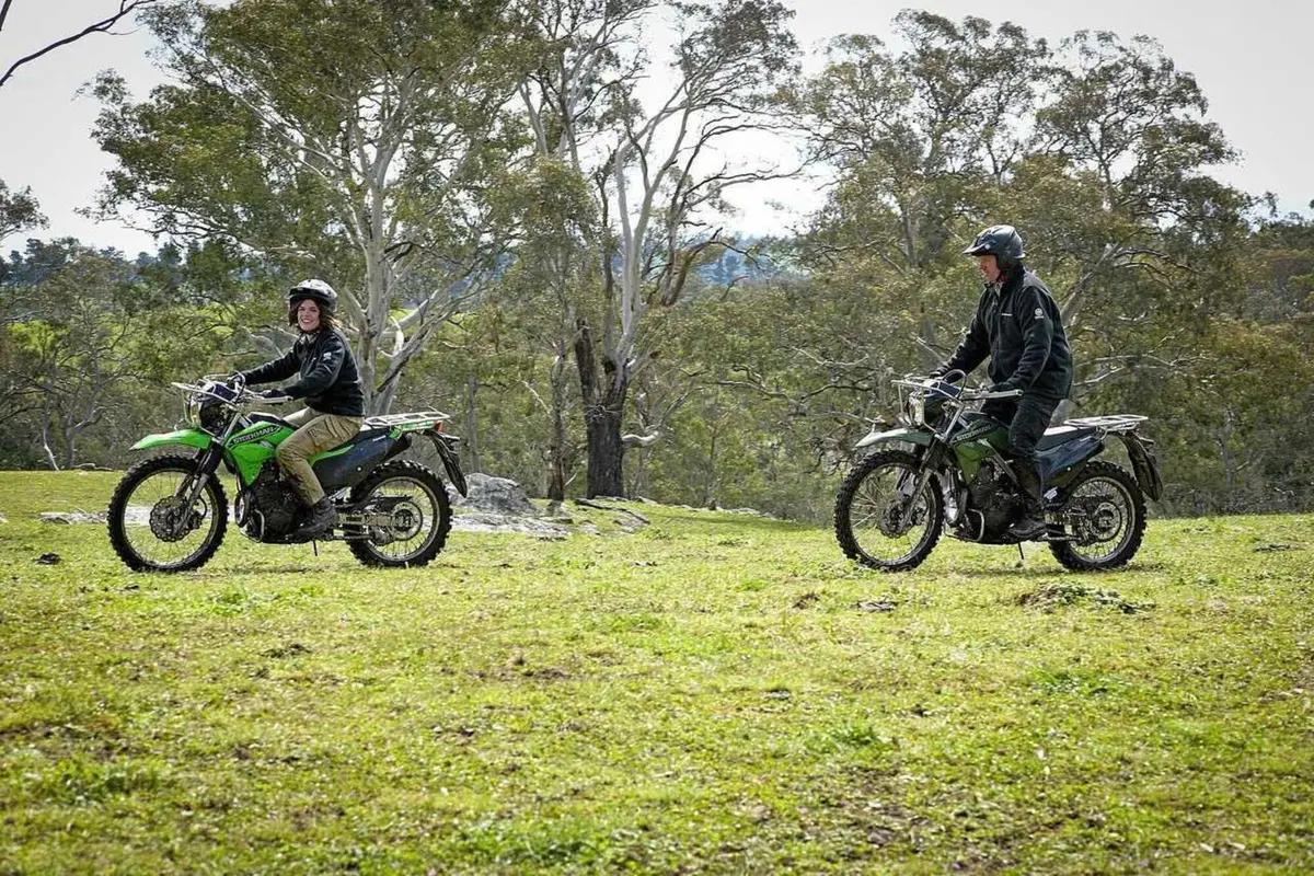 La moto che ti fa venire voglia di lavorare nei campi, la Kawasaki Stockman (8)