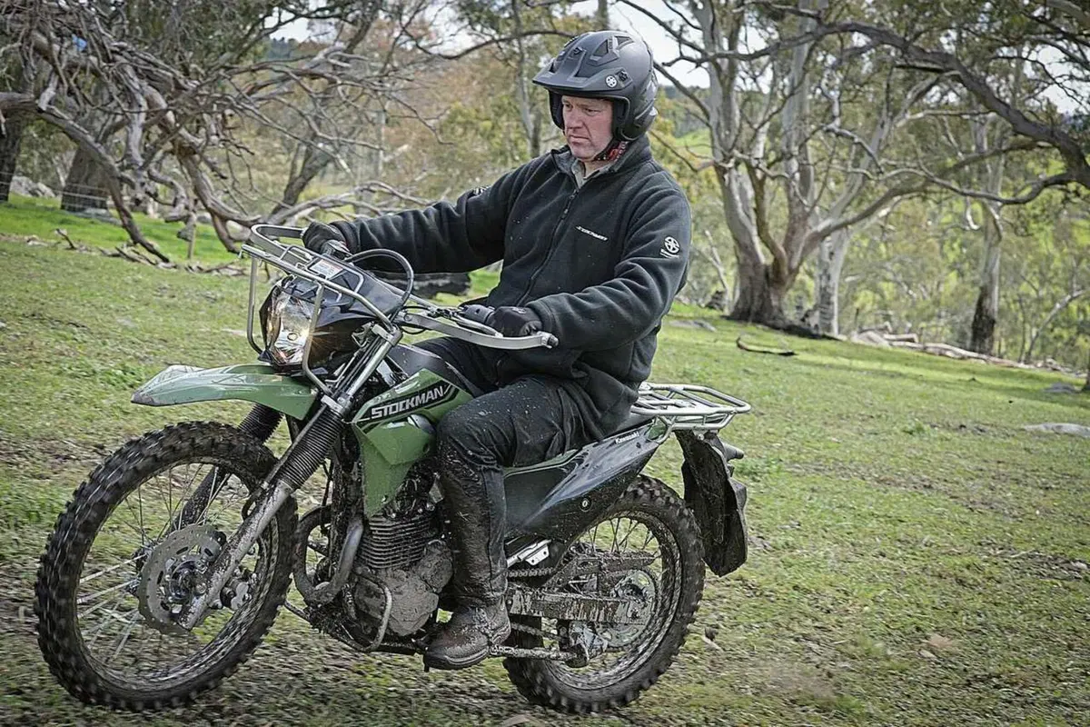 La moto che ti fa venire voglia di lavorare nei campi, la Kawasaki Stockman (10)
