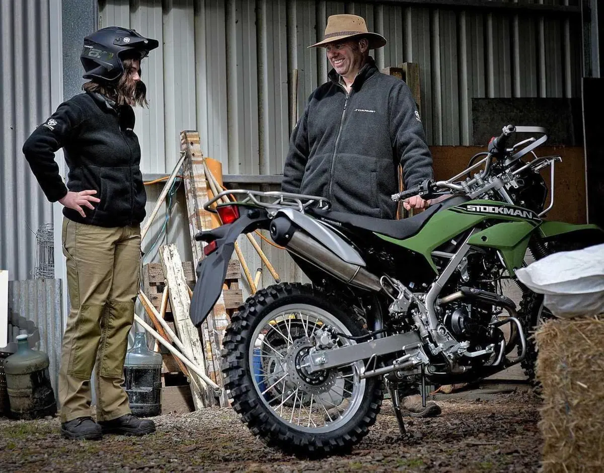 La moto che ti fa venire voglia di lavorare nei campi, la Kawasaki Stockman (12)