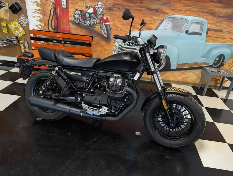 Moto Guzzi V9 Bobber (2016 - 18) (8)
