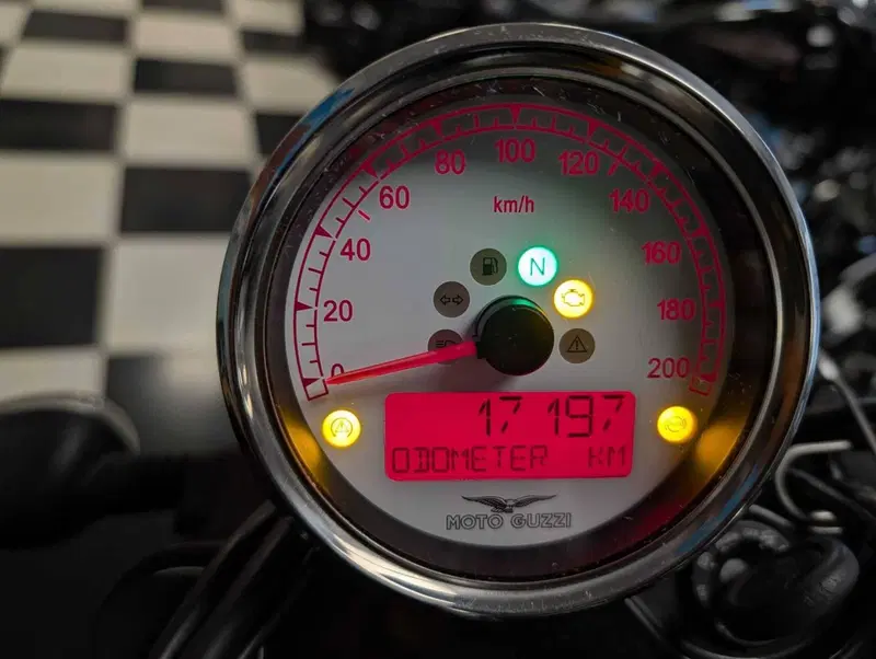 Moto Guzzi V9 Bobber (2016 - 18) (10)