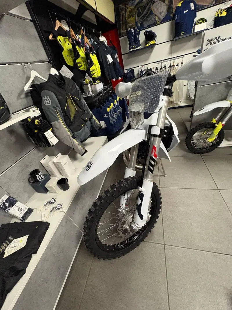 Husqvarna TE 300 (2026) (2)