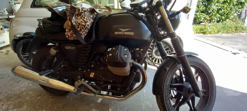 Moto Guzzi V7 II Stone (2015 - 17)