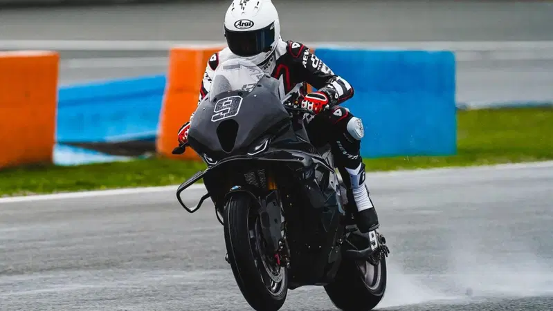 SBK 2026. BMW: Petrucci inizia col piede giusto, Oliveira con la giusta mentalit&agrave;