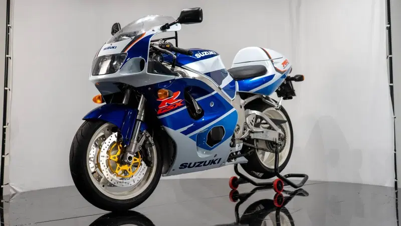 Suzuki GSX-R 750 SRAD (3)