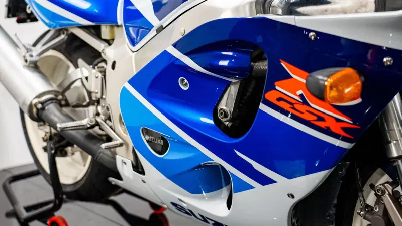 Suzuki GSX-R 750 SRAD (12)