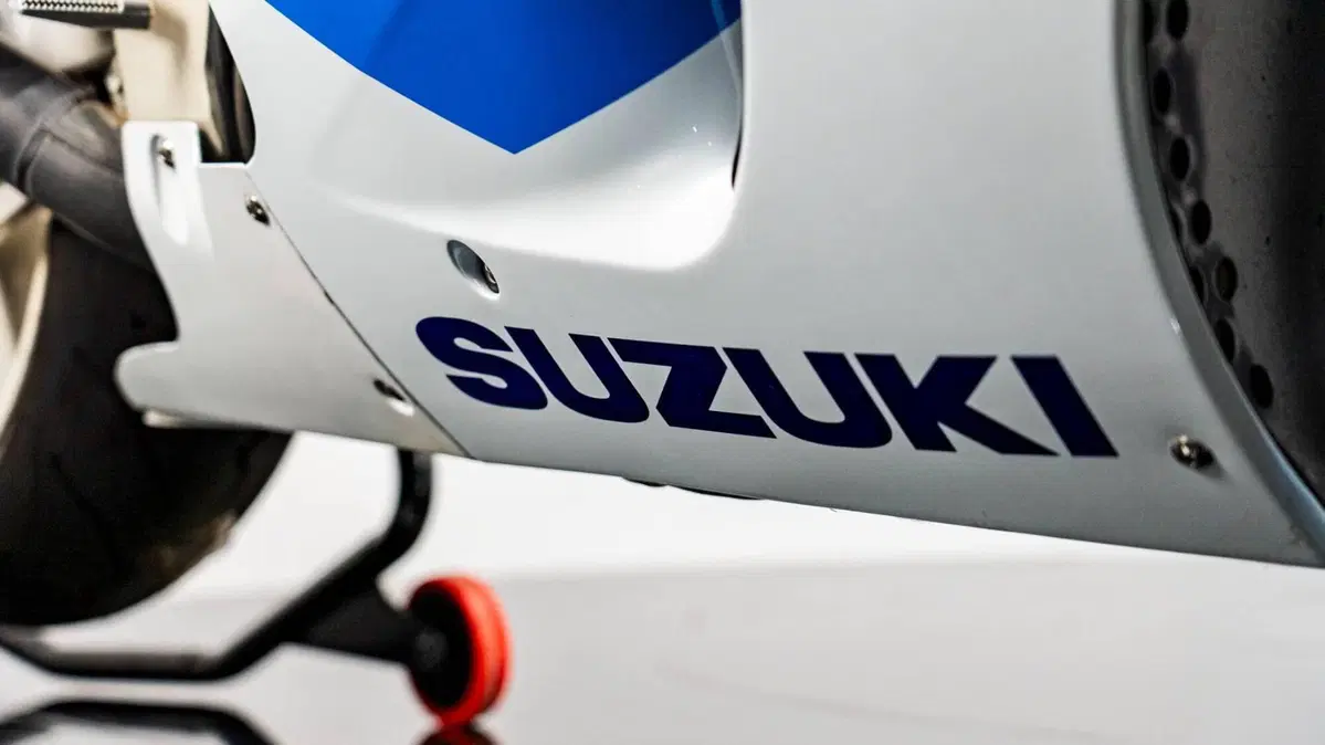 Suzuki GSX-R 750 SRAD (13)