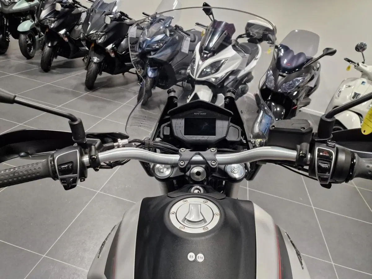 Moto Guzzi V85 TT (2021 - 23) (2)