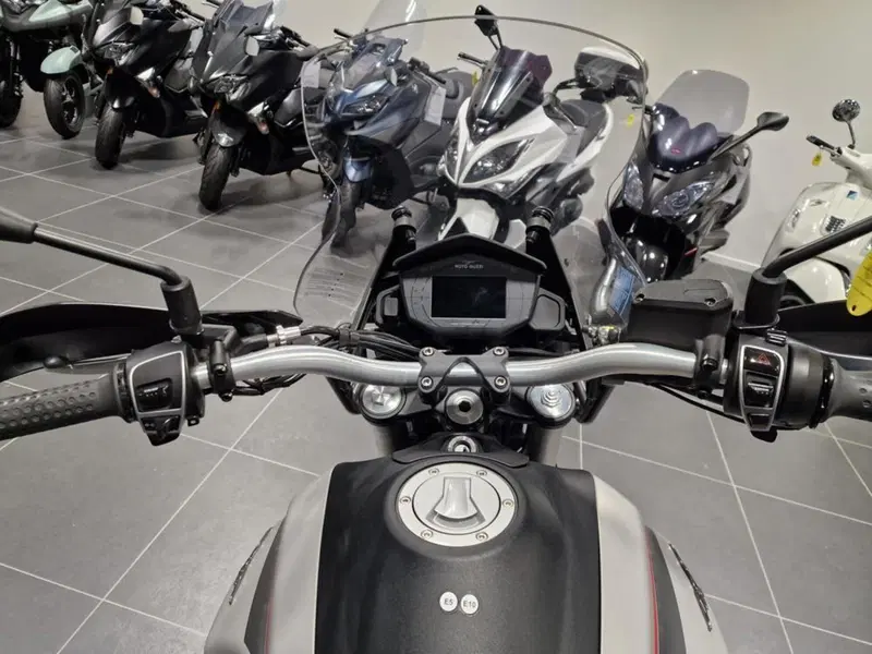 Moto Guzzi V85 TT (2021 - 23) (2)