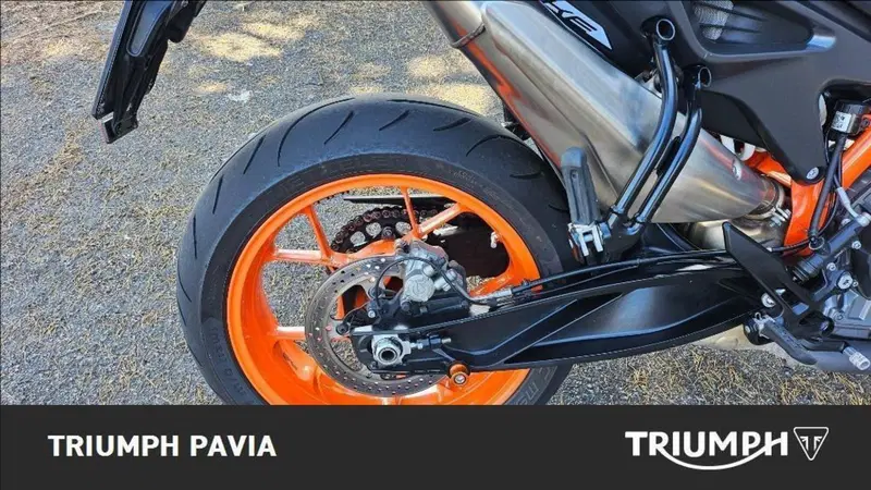 KTM 890 Duke R (2021) (17)