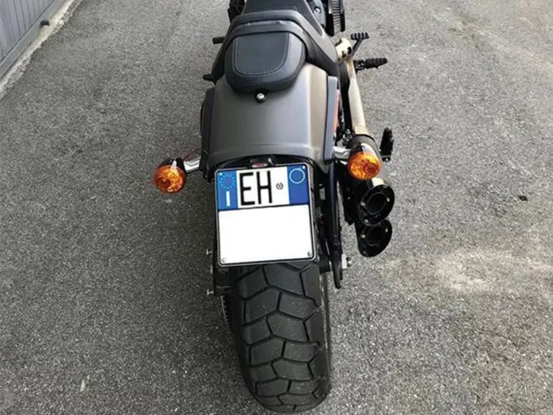 Portatarga posteriore nero con luce targa per Soft Mcj