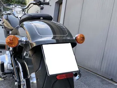 Portatarga posteriore nero con luce targa per Soft Mcj