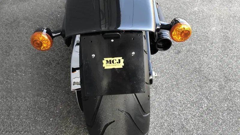 Portatarga posteriore nero con luce targa per Soft Mcj