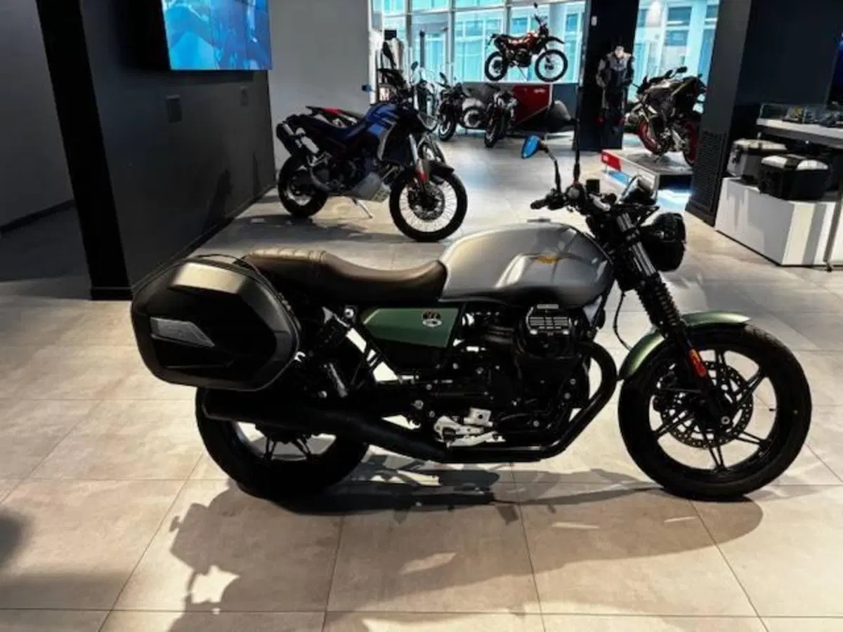 Moto Guzzi V7 Stone Centenario (2021 - 22) (2)