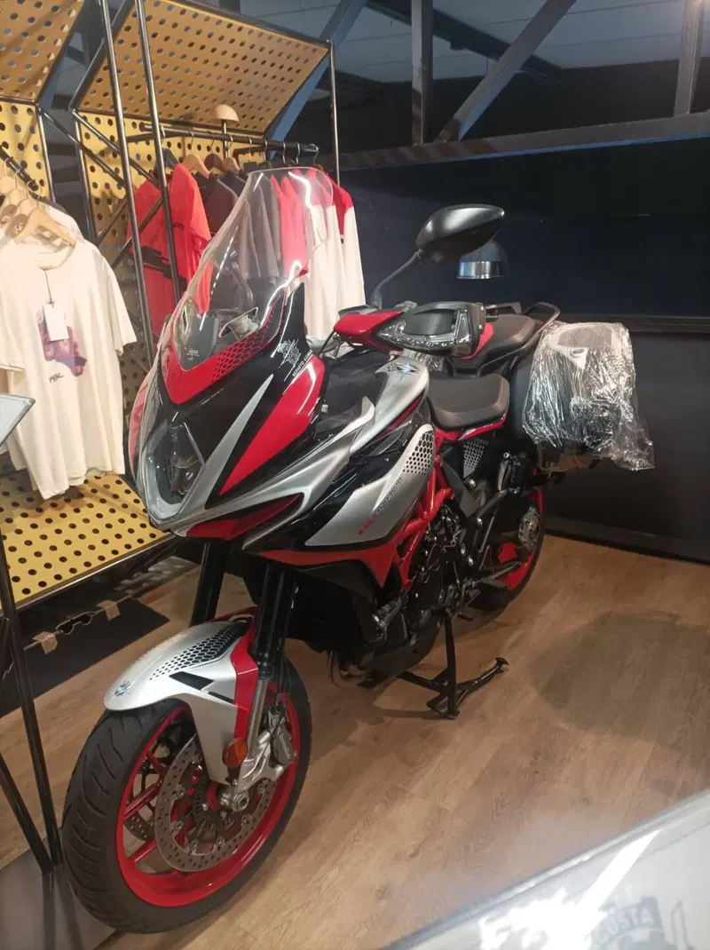 MV Agusta Turismo Veloce 800 RC SCS (2021 - 22) (2)