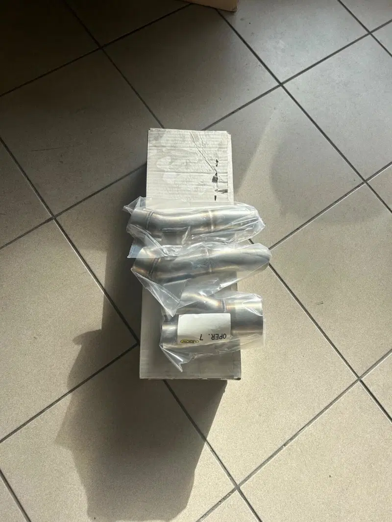 Raccordo in acciaio inox centrale per R1 2004-2006 Arrow