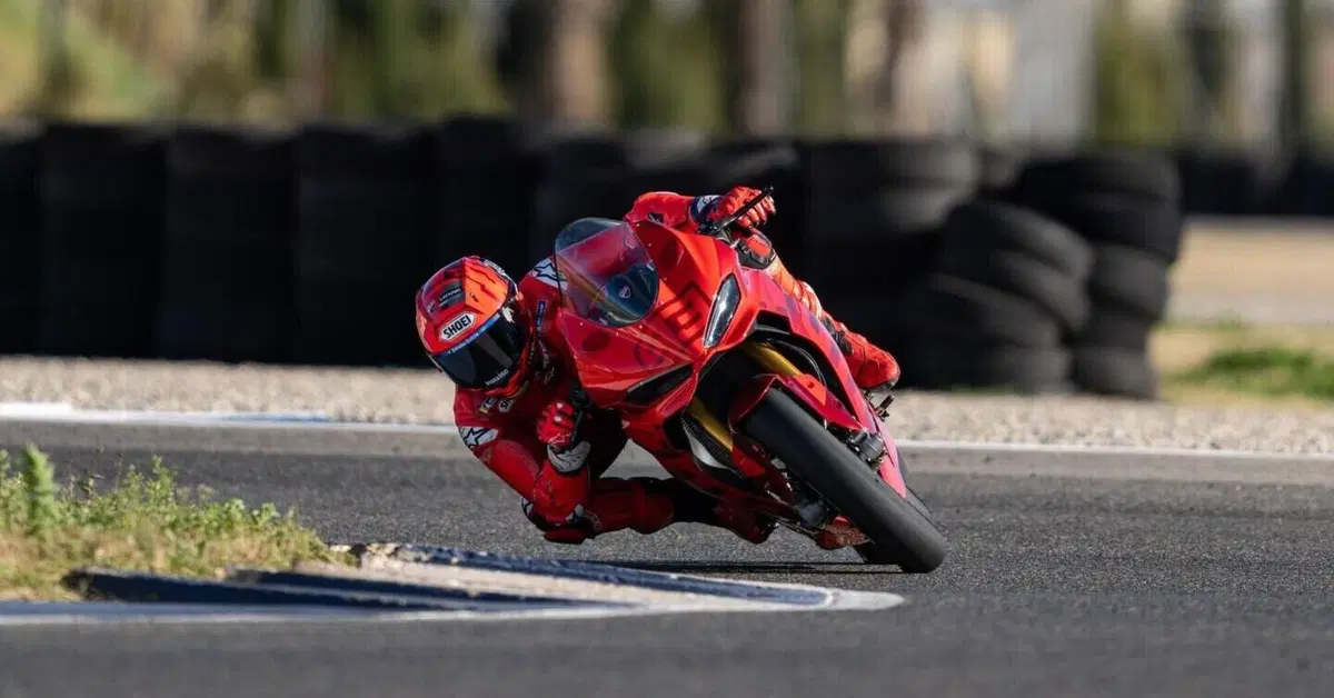 MotoGP 2026. Un tavolo spartano, due sedie di plastica: l'allenamento (con caduta) di Marc M&aacute;rquez al circuito Aspar [VIDEO]