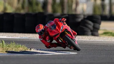MotoGP 2026. Un tavolo spartano, due sedie di plastica: l'allenamento (con caduta) di Marc M&aacute;rquez al circuito Aspar [VIDEO]