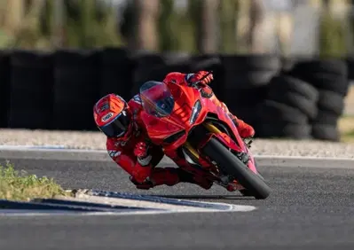 MotoGP 2026. Un tavolo spartano, due sedie di plastica: l'allenamento (con caduta) di Marc Márquez al circuito Aspar [VIDEO]
