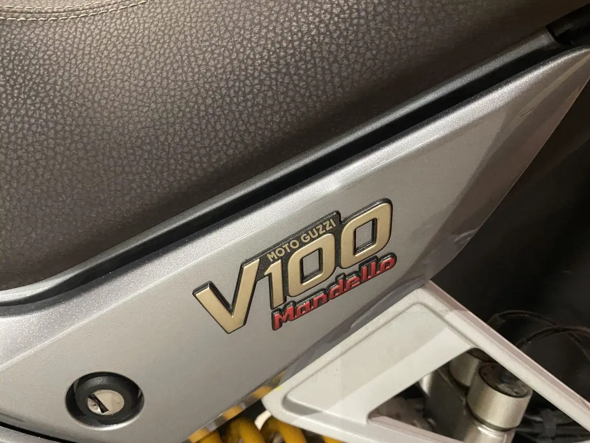 Moto Guzzi V100 Mandello S (2022 - 24) (2)