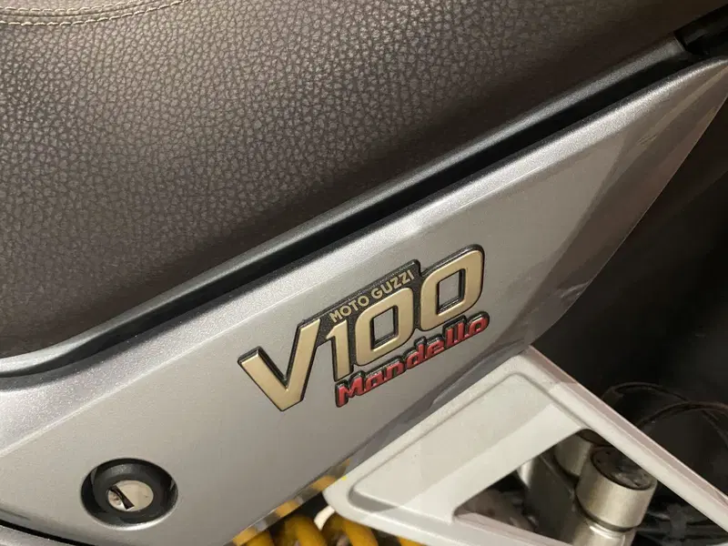 Moto Guzzi V100 Mandello S (2022 - 24) (2)