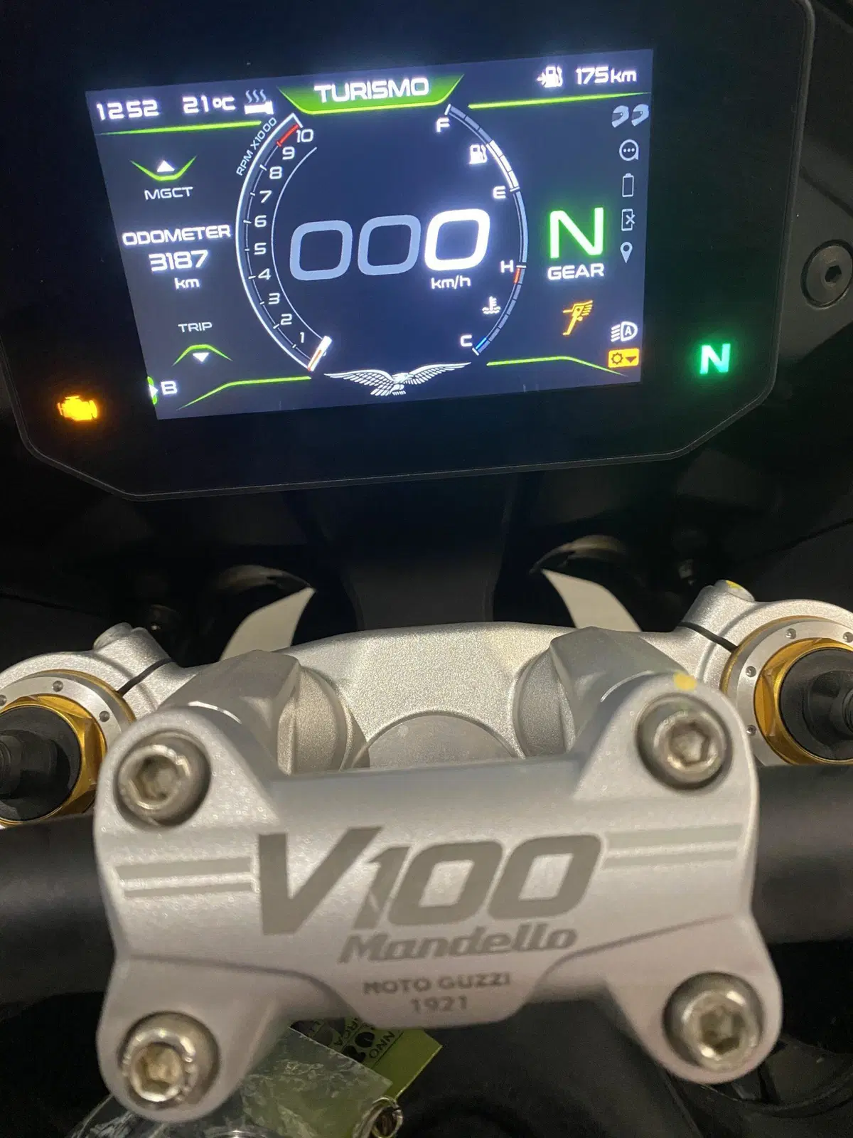 Moto Guzzi V100 Mandello S (2022 - 24) (3)