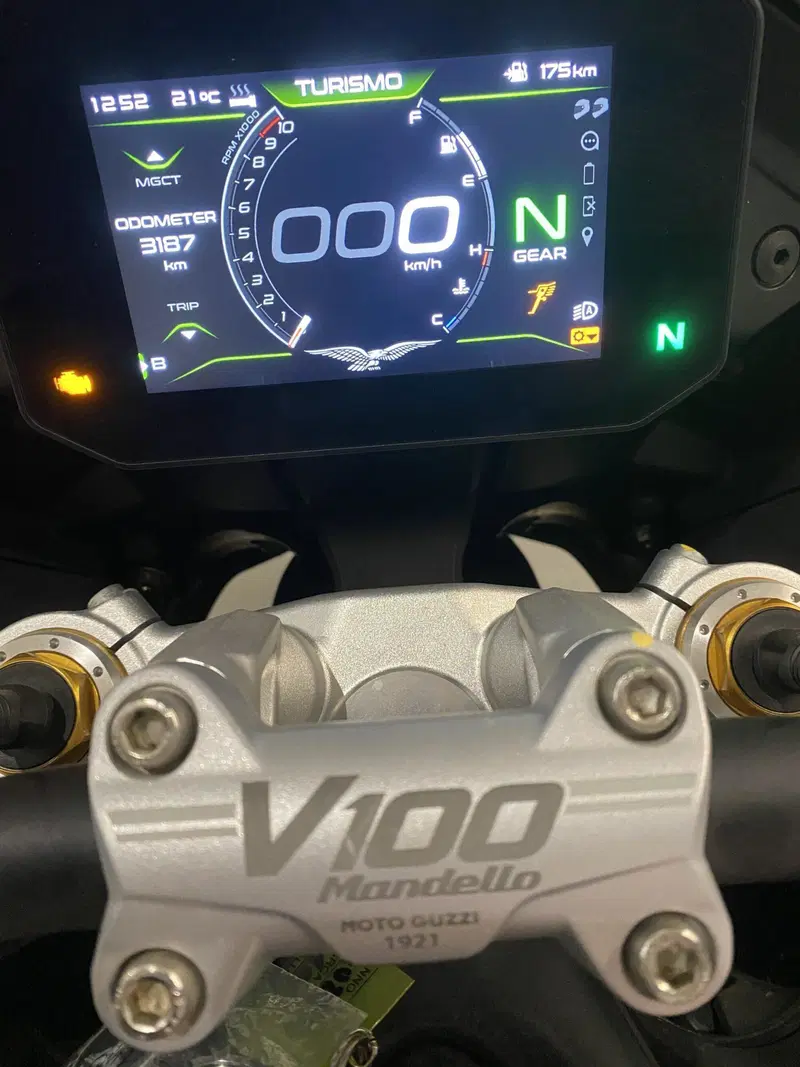 Moto Guzzi V100 Mandello S (2022 - 24) (3)