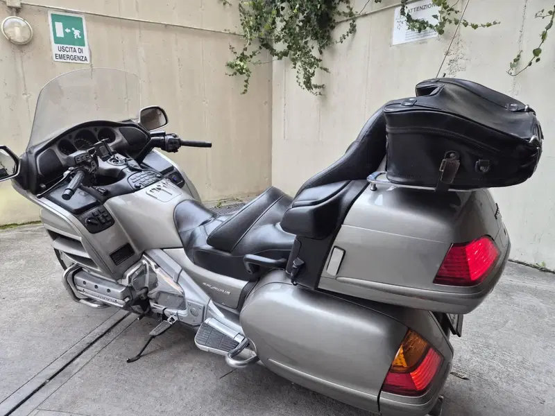 Honda GL 1800 Gold Wing (2000 - 05) (4)
