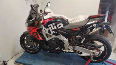 Aprilia Tuono V4 Factory (2021 - 24) usata