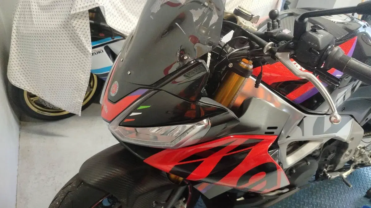 Aprilia Tuono V4 Factory (2021 - 24) (2)