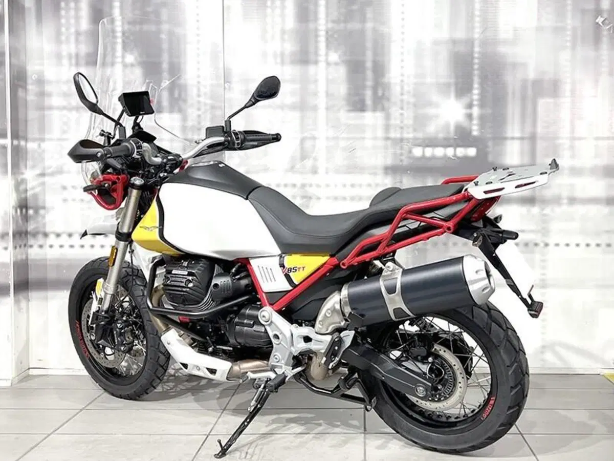 Moto Guzzi V85 TT Evocative Graphics (2019 - 20) (2)