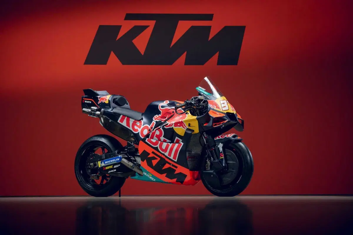 MotoGP 2026. KTM Factory presenta la RC16: ecco le "nuove" livree di Pedro Acosta e Brad Binder [GALLERY]