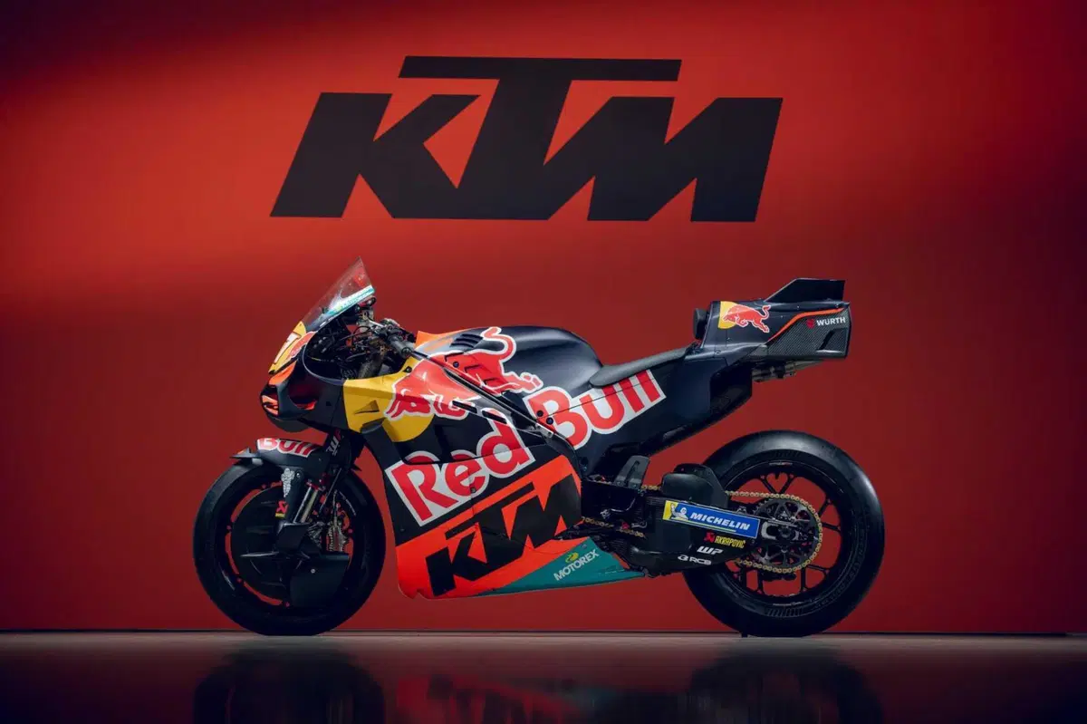 MotoGP 2026. KTM Factory presenta la RC16: ecco le "nuove" livree di Pedro Acosta e Brad Binder [GALLERY] (2)