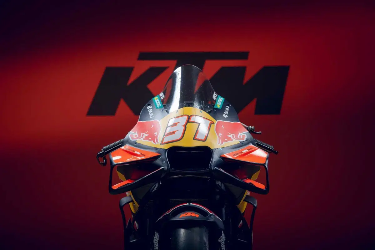 MotoGP 2026. KTM Factory presenta la RC16: ecco le "nuove" livree di Pedro Acosta e Brad Binder [GALLERY] (3)