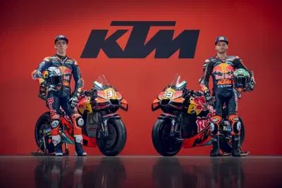 MotoGP 2026. KTM Factory presenta la RC16: ecco le "nuove" livree di Pedro Acosta e Brad Binder [GALLERY]