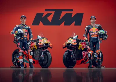 MotoGP 2026. KTM Factory presenta la RC16: ecco le nuove livree di Pedro Acosta e Brad Binder [GALLERY]