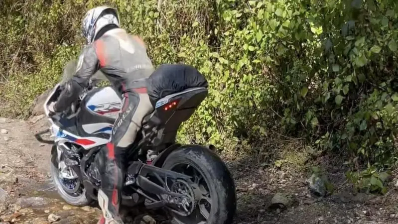 Una BMW S1000 RR in mulattiera... verit&agrave; o AI? [VIDEO] 