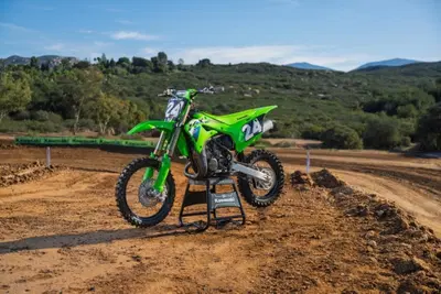 Cross 2 tempi Kawasaki: la rivoluzione parte dalla KX 85 da minicross