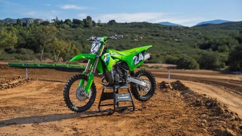 Cross 2 tempi Kawasaki: la rivoluzione parte dalla KX 85 da minicross