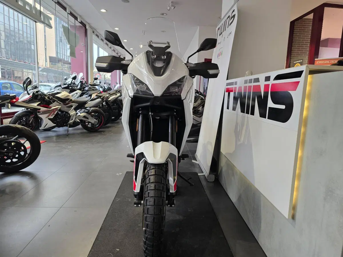 Moto Morini X-Cape 700 Gold Edition (2025 - 26) (3)