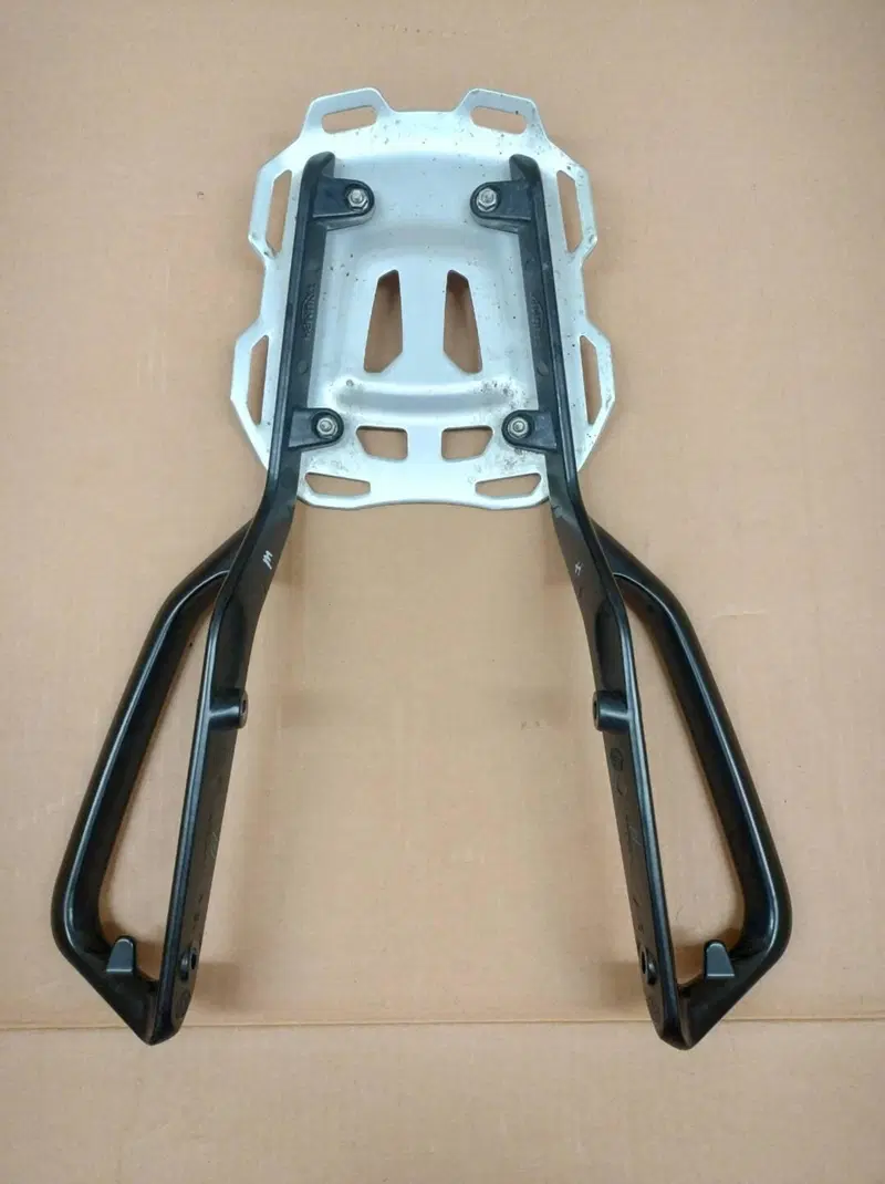 Portapacchi originale per Triumph Speed e Scramble (2)