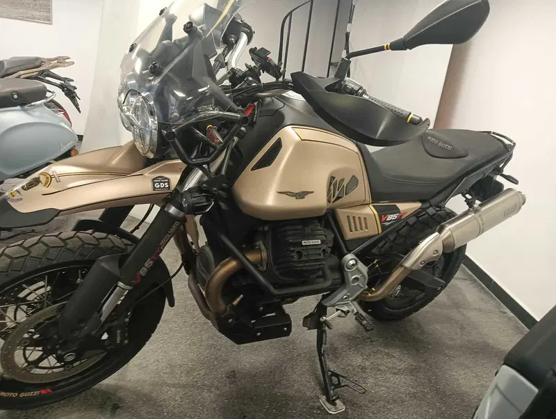 Moto Guzzi V85 TT Travel (2021 - 23)