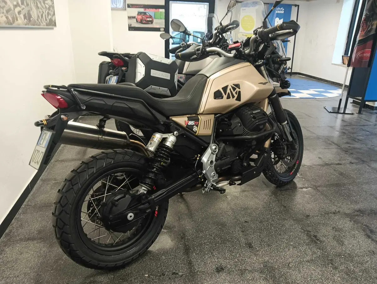 Moto Guzzi V85 TT Travel (2021 - 23) (3)