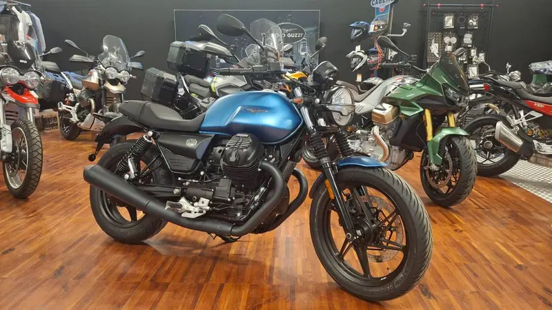 Moto Guzzi V7 Stone (2025 - 26) (2)