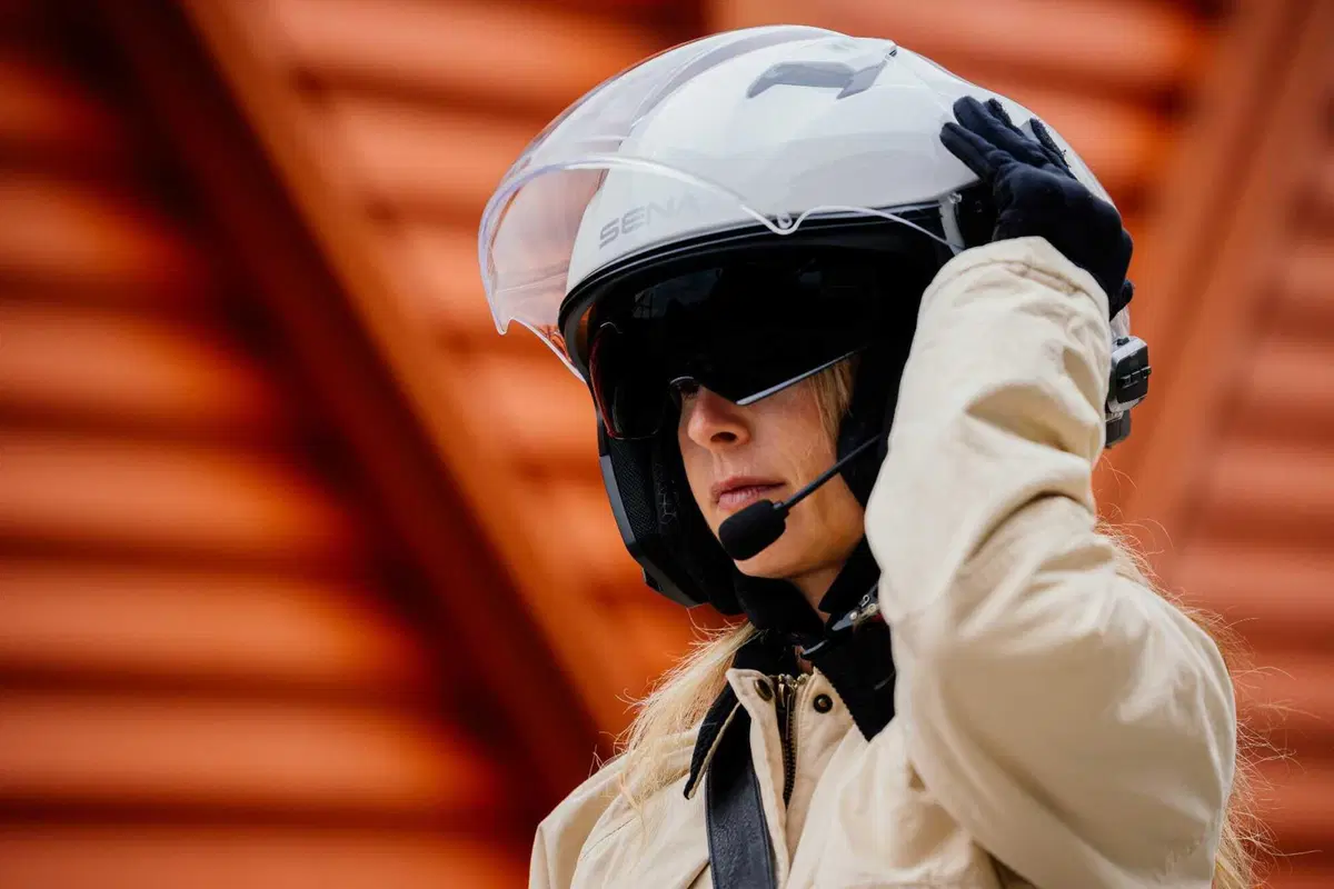 SENA Outstar 2, il casco jet con sistema di comunicazione integrato di serie