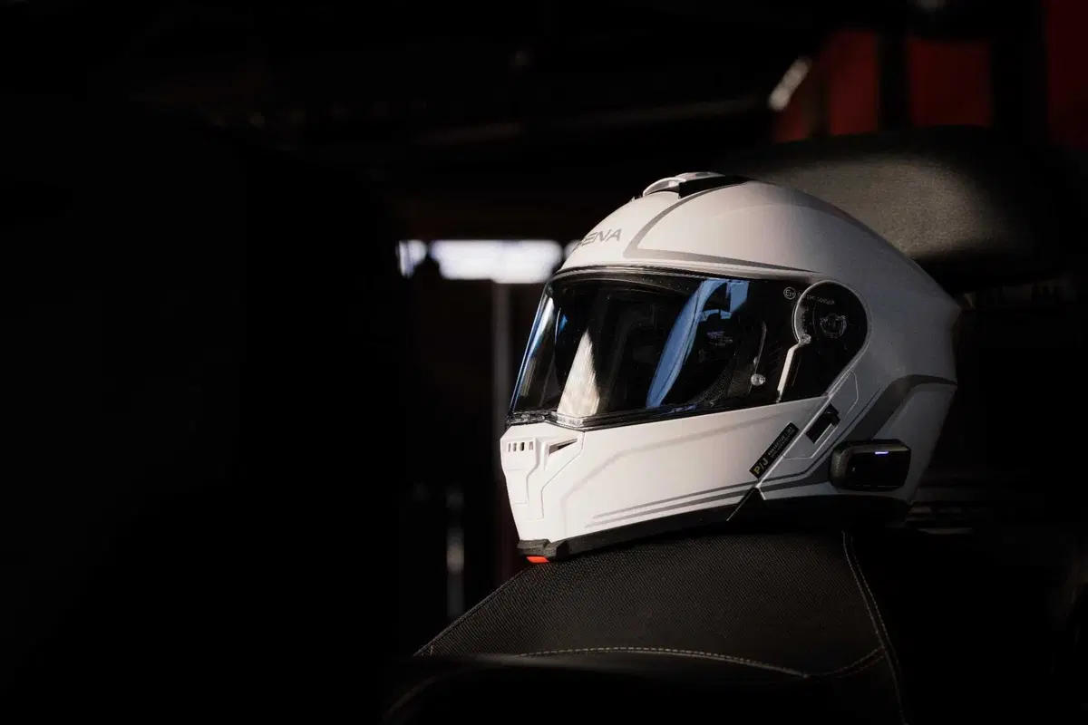 SENA Outrush 2, il casco modulare con comunicazione integrata che punta sull’accessibilità