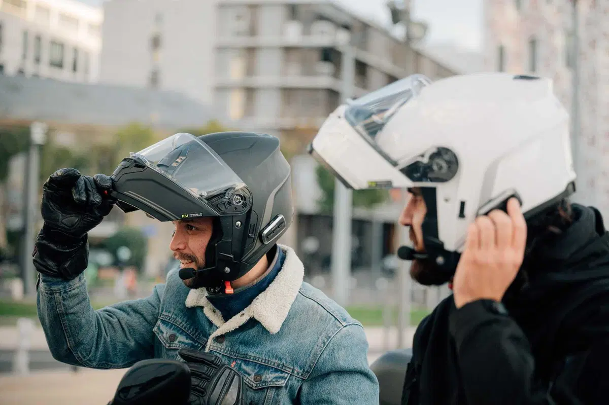 SENA Outrush 2, il casco modulare con comunicazione integrata che punta sull’accessibilità (2)