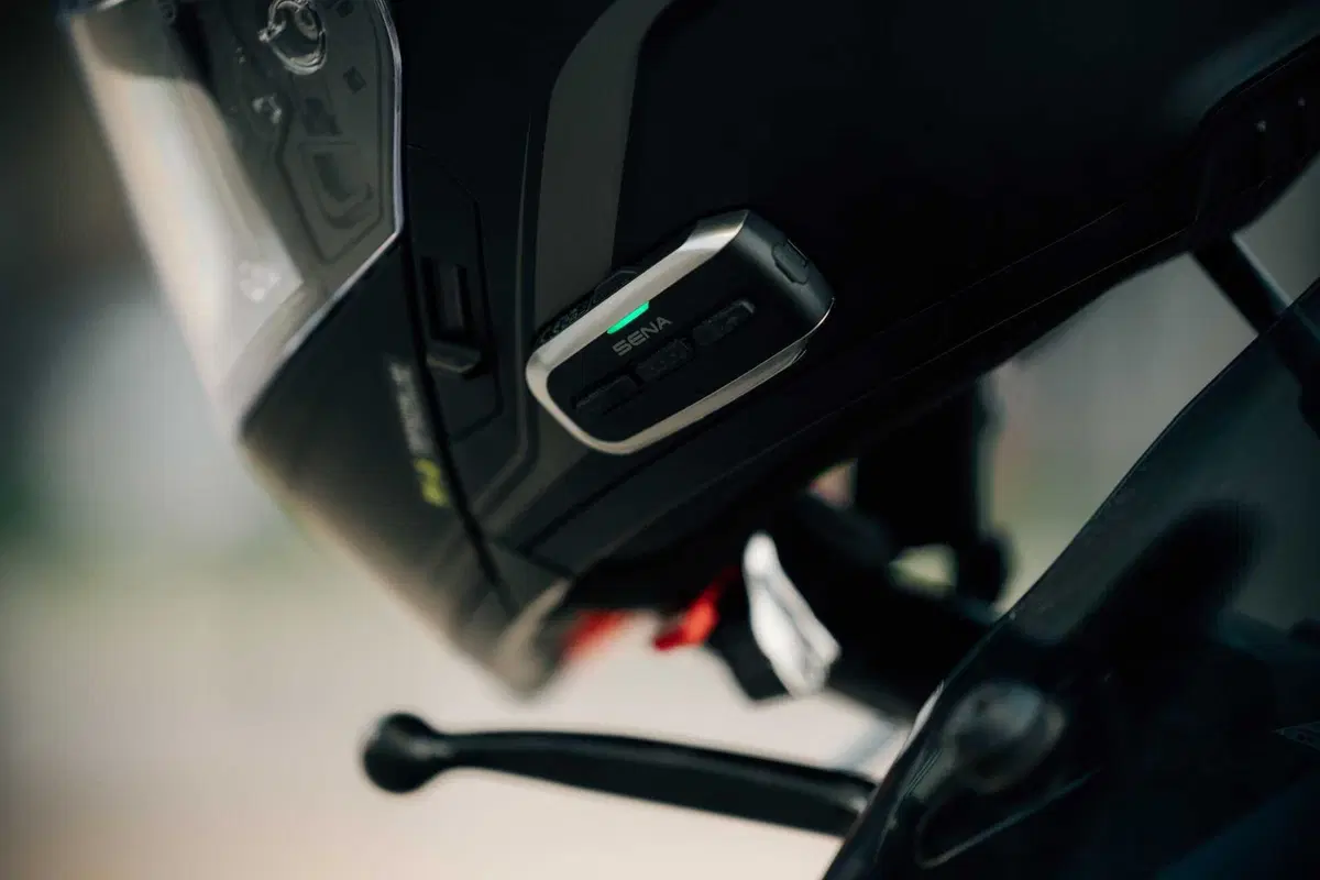 SENA Outrush 2, il casco modulare con comunicazione integrata che punta sull’accessibilità (3)